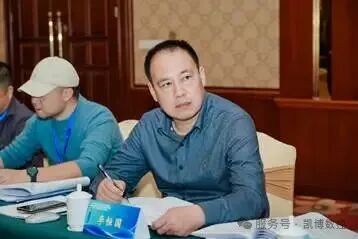 男人和女人在桌子边
AI 生成的内容可能不正确。