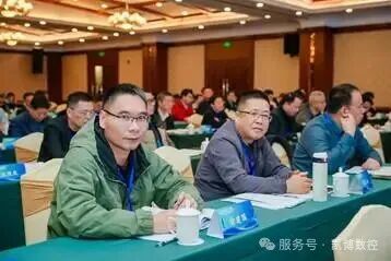 人们在桌子边
AI 生成的内容可能不正确。